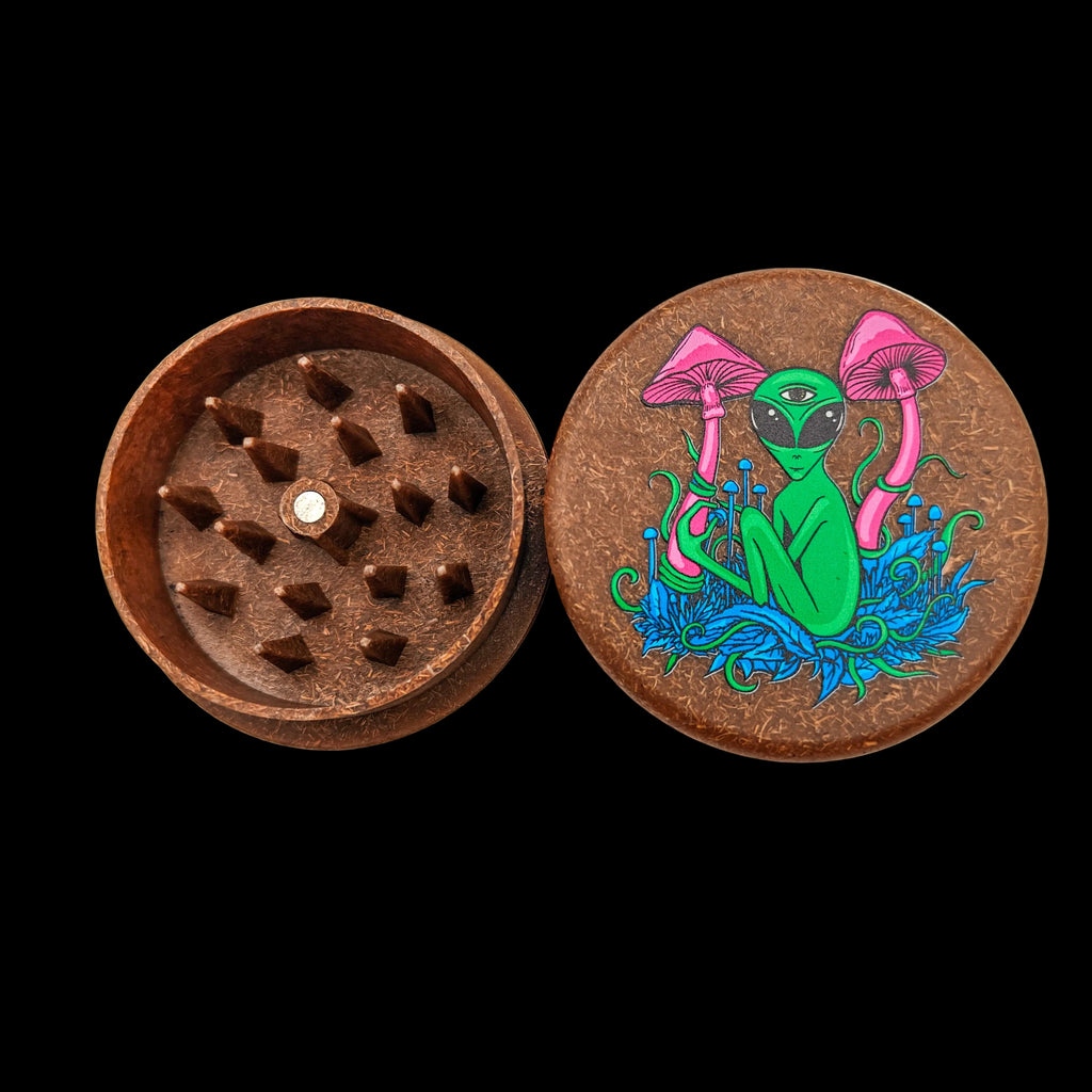 Couvercle du grinder Magic Leaf Alien Mushroom en chanvre recyclé, design alien vert entouré de champignons roses.
