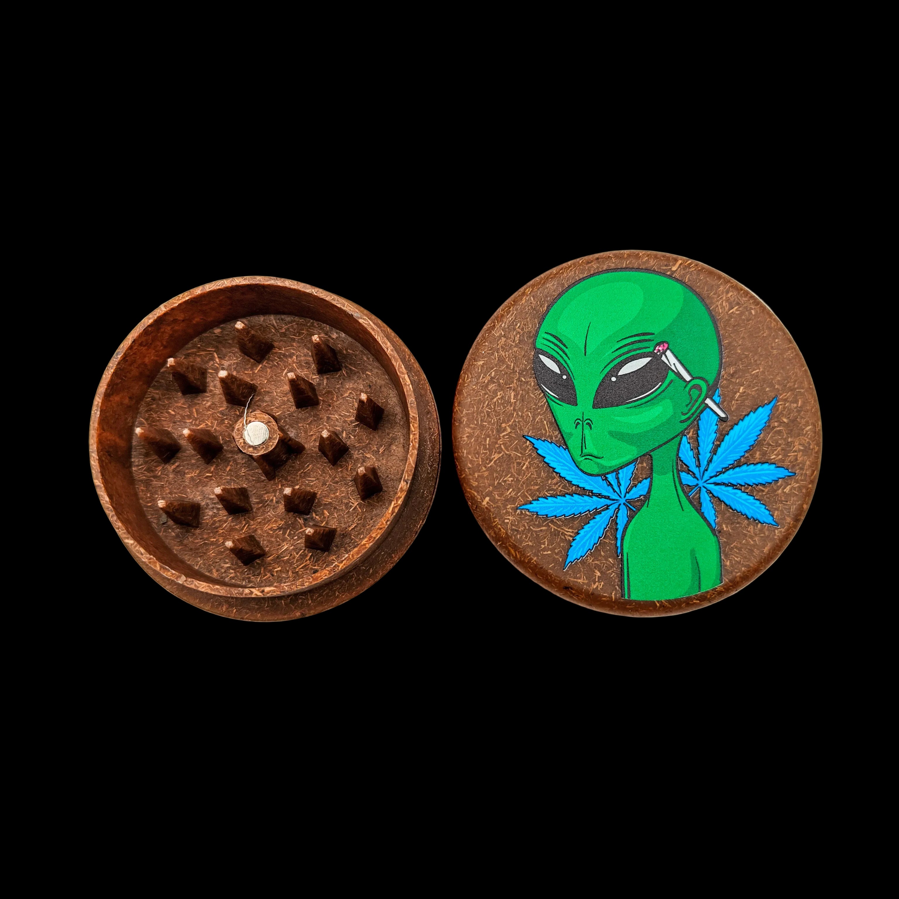Grinder Magic Leaf Alien ouvert en chanvre recyclé avec dents de requin et couvercle décor alien.