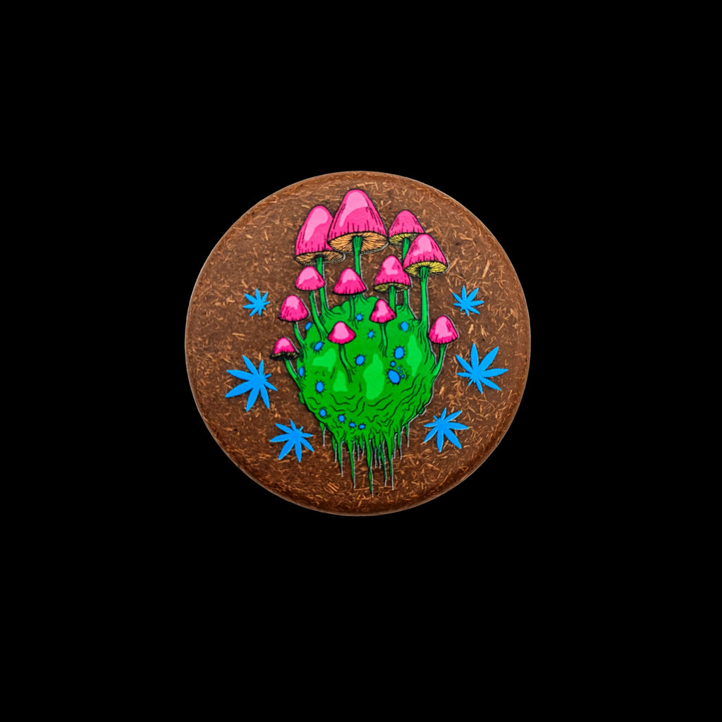 Grinder Magic Leaf Alien Mushroom ouvert en chanvre recyclé, dents de requin visibles et couvercle décoré alien et champignons.