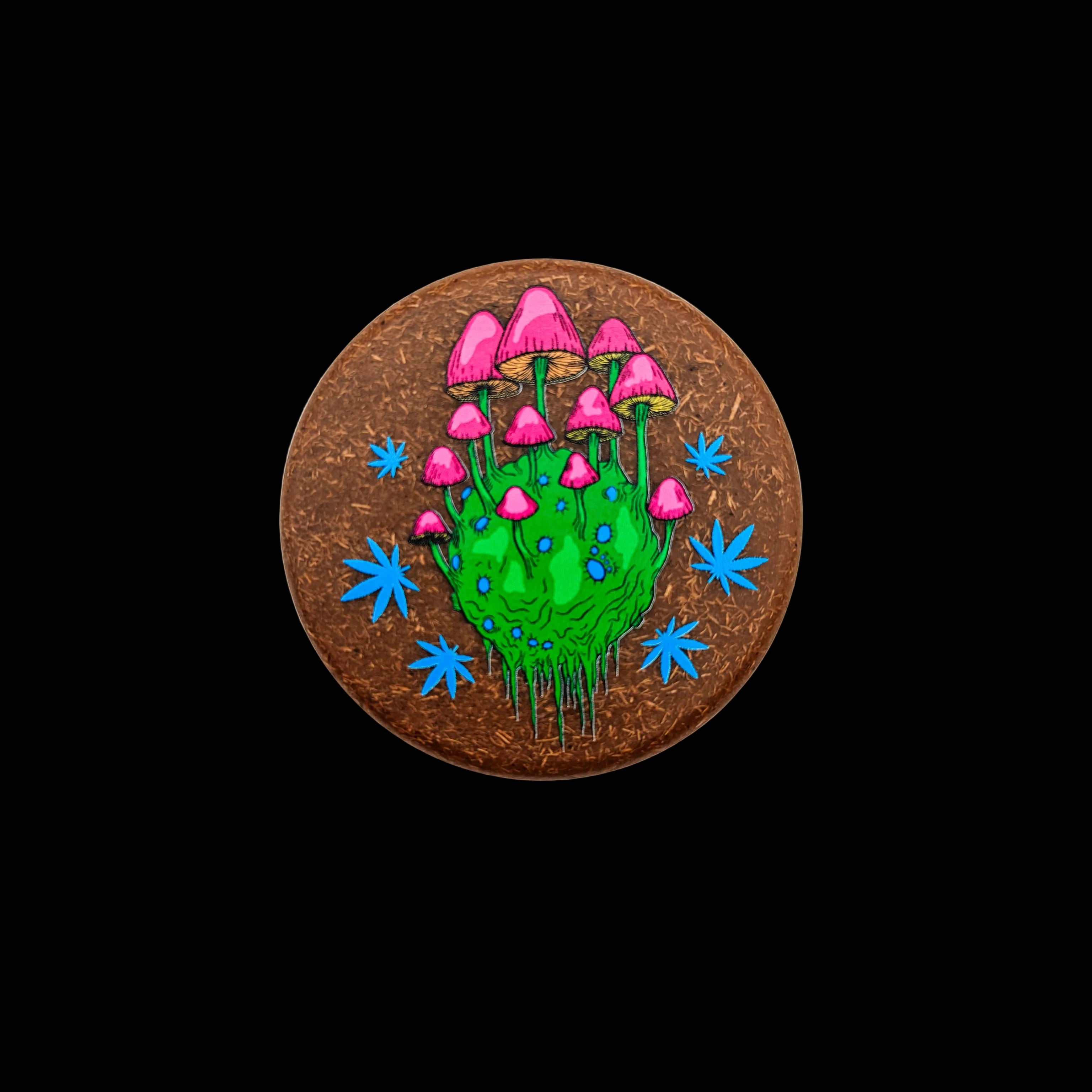 Grinder Magic Leaf Alien Mushroom ouvert en chanvre recyclé, dents de requin visibles et couvercle décoré alien et champignons.