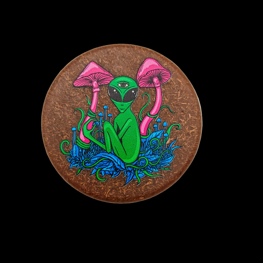 Vue du dessus du grinder Magic Leaf Alien Mushroom en chanvre recyclé, décor champignons roses sur fond végétal vert, design original et psychédélique.