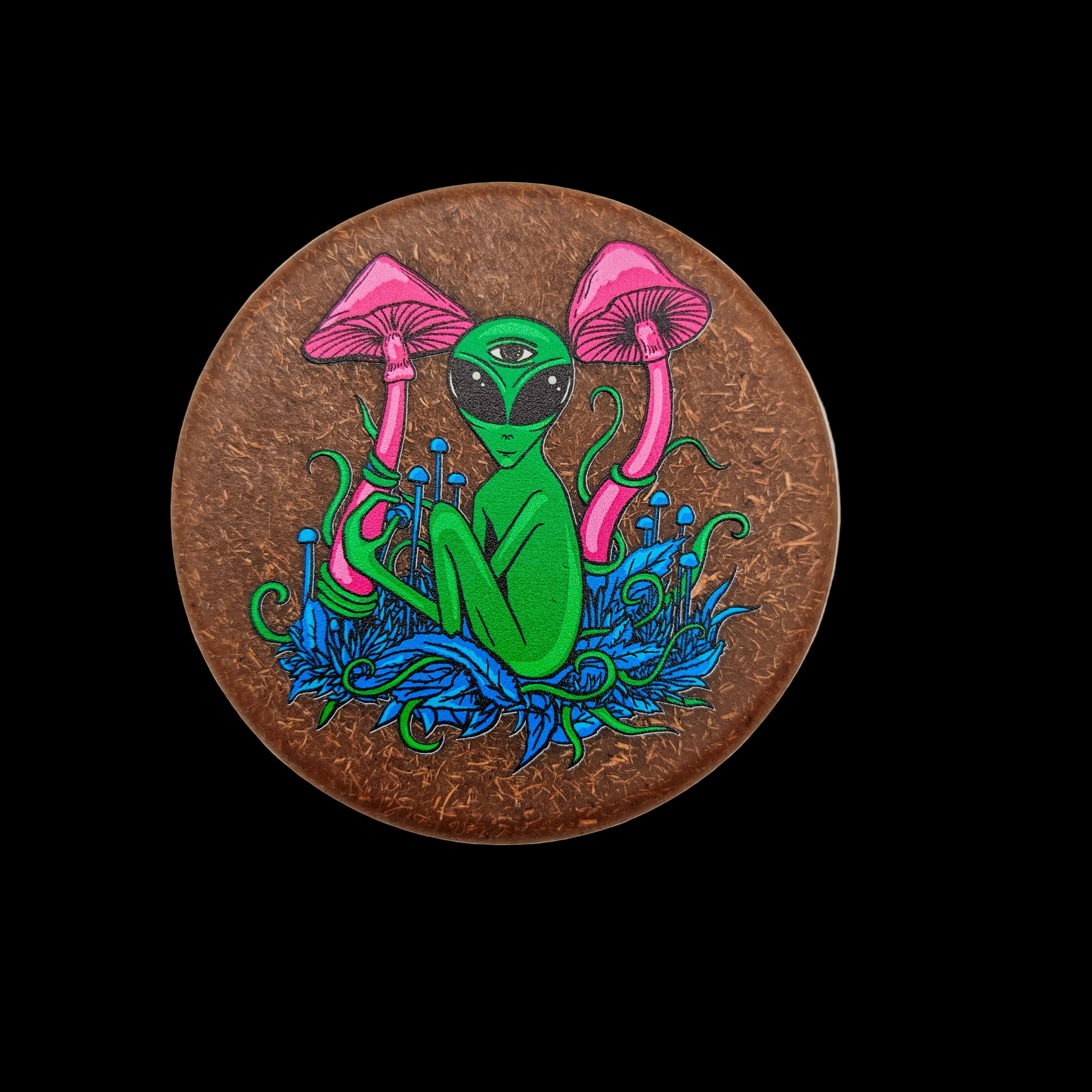 Vue du dessus du grinder Magic Leaf Alien Mushroom en chanvre recyclé, décor champignons roses sur fond végétal vert, design original et psychédélique.