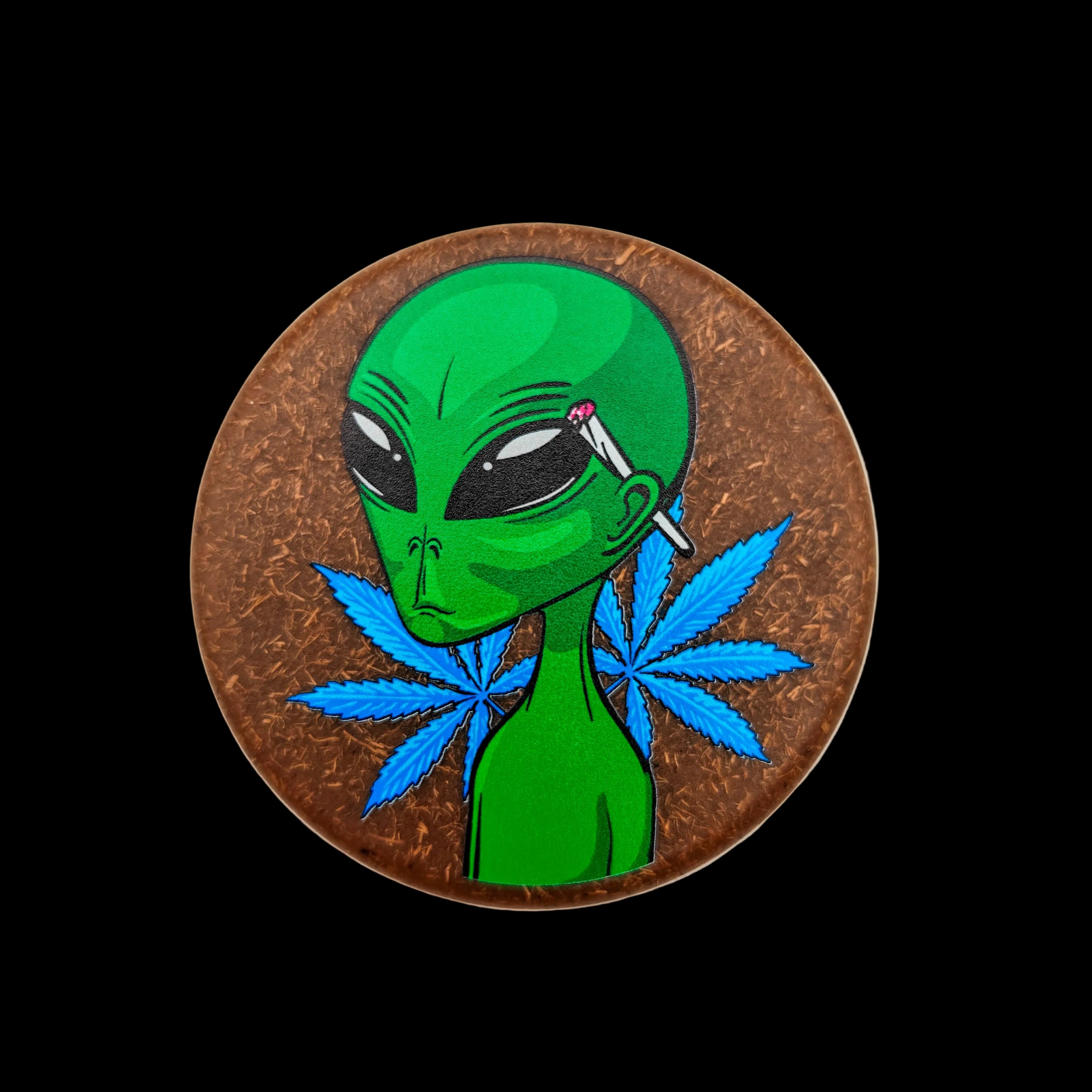 grinder Magic Leaf Alien 60 mm ouvert, en chanvre recyclé, montrant les dents de requin et le couvercle décoré alien vert avec feuilles bleues.
