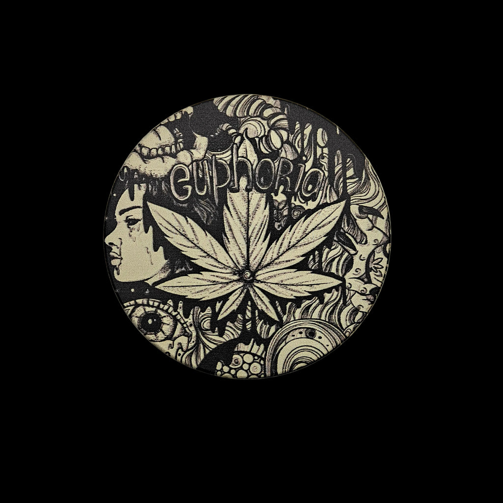 Vue du dessus du grinder Euphoria Mystical, design mystique noir et beige avec feuille de chanvre centrale et illustrations artistiques détaillées.