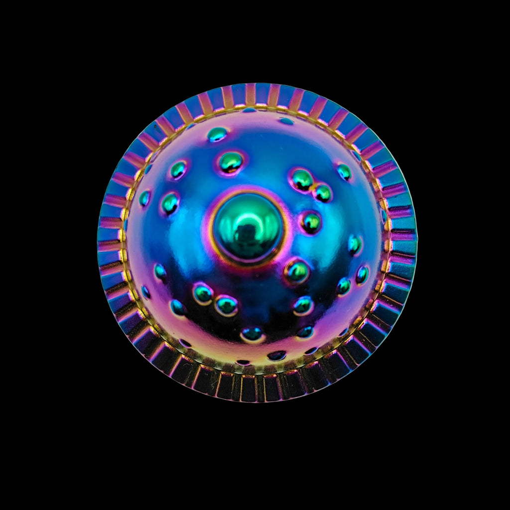 Couvercle du grinder métal Ragga Mushroom en forme de champignon, finition irisée multicolore avec reliefs décoratifs.