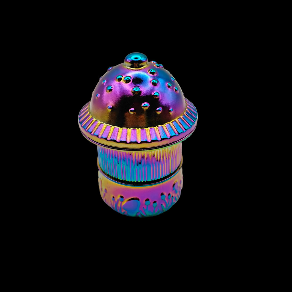 Grinder métal Ragga Mushroom fermé, design fantaisie champignon, finition arc-en-ciel irisée, accessoire robuste et original.