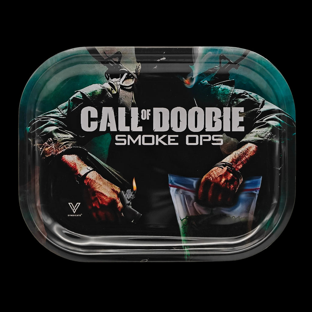 Plateau Call of Doobie en métal avec design gaming parodique, personnage tactique, ambiance sombre et lettrage Smoke Ops